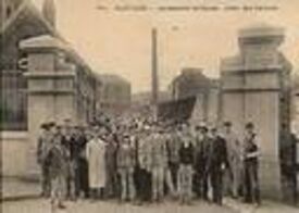 Les ouvriers devant l'usine